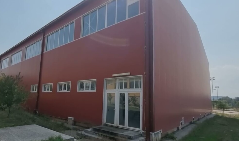 E ndërtuar para 15 viteve  ende nuk është lëshuar në përdorim  Salla e sportit në Zajaz  Jovanovski premton zgjidhje