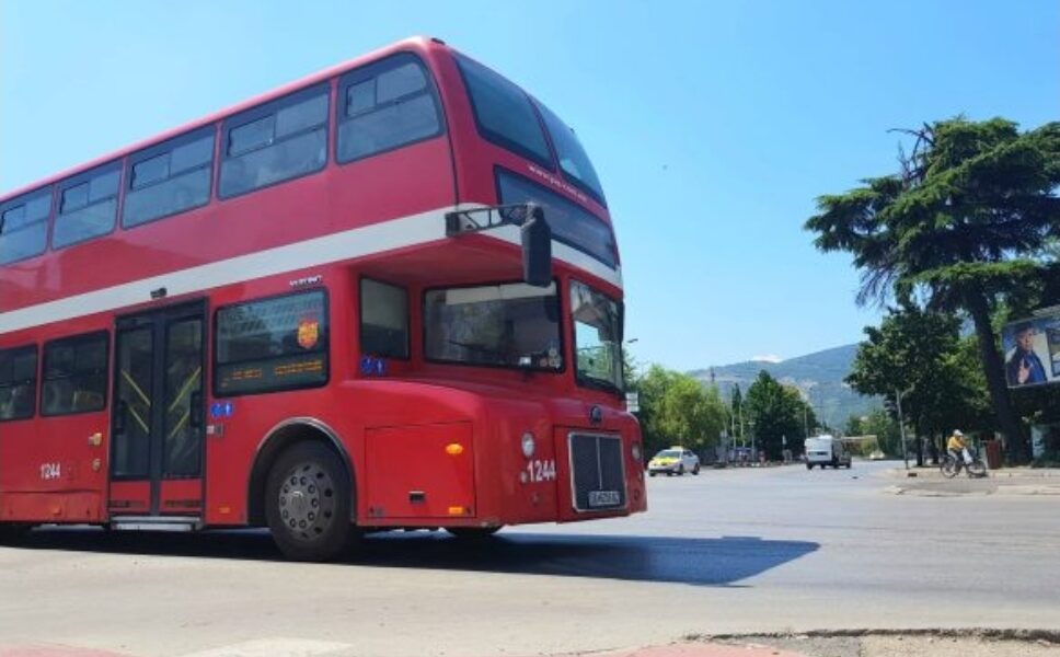 Shoferi i autobusit të NQP së sulmohet në Çair teksa ishte duke vozitur