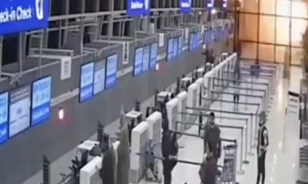 Shikoni momentin e sulmit në aeroportin e Dubait  në një sekondë u bë kaos i plotë