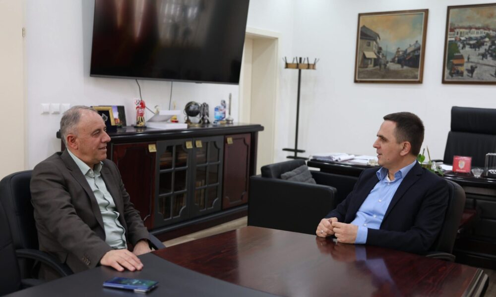 Kasami pret në Tetovë kryetarin e Strugës  Mendi Qyrën  Diskutohet thellimi i bashkëpunimit ndërkomunal