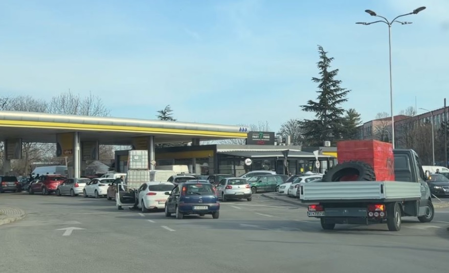 Radhë të gjata në pikat e karburantit pas njoftimit për çmime më të larta të derivateve