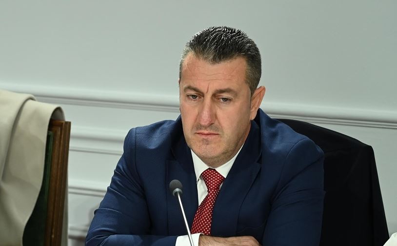 Deputeti i PS  Komici    Burgjet po mbushen me të padënuar  mund të gjykoheshin edhe në gjendje të lirë