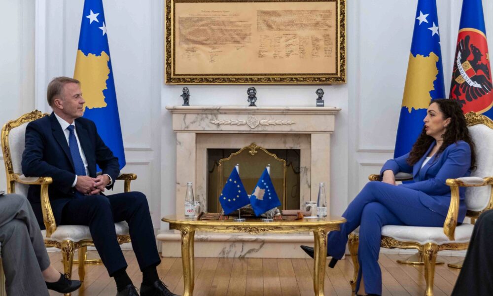 Vjosa Osmani priti në takim lamtumirës ambasadorin e BE së në Kosovë  Aivo Orav