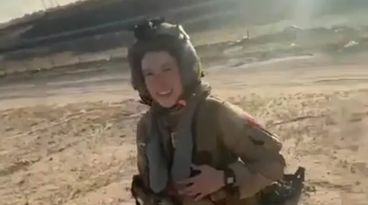 VIDEO  Avioni i saj F 15 u rrëzua gabimisht nga një  zjarr miqësor   pilotja amerikane  përfundon  në shkretëtirën e Kuvajtit