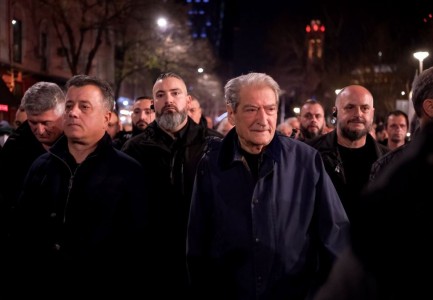 Protesta e opozitës  Sali Berishës i hedhin spraj dhe ujë në sy  nuk ndihet mirë kreu i PD së