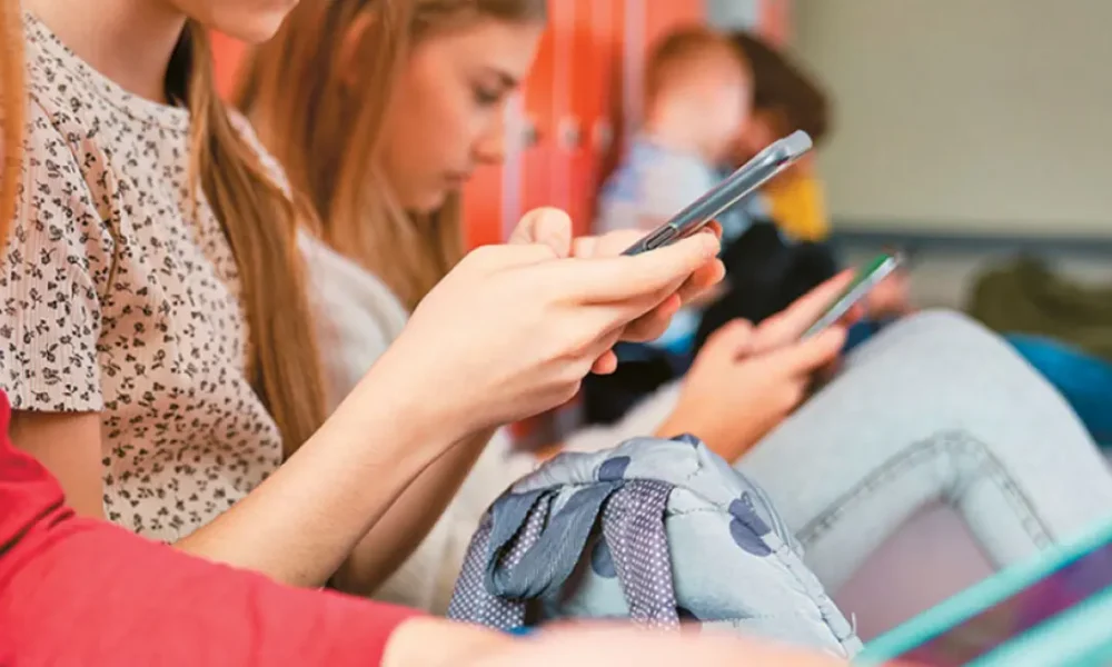 Celularët në shkolla  beteja vazhdon 