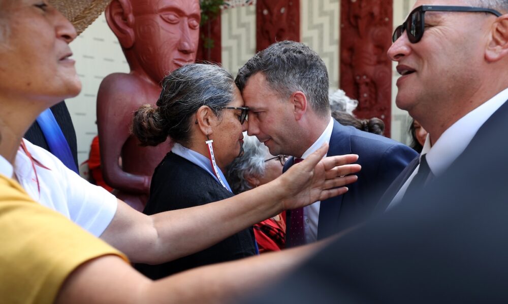 Si bëjnë paqe njerëzit    Te Sheshi