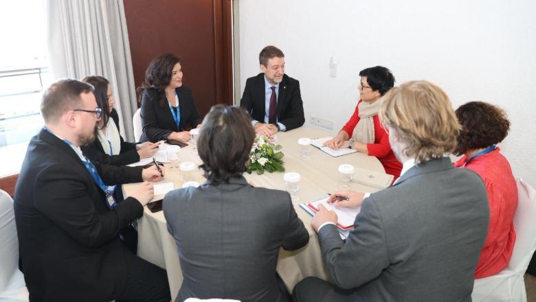 ministri-hoxha-takim-ne-delfi-me-komisioneren-marta-kos-pune-intensive-dhe-koordinim-ne-funksion-te-procesit-te-anetaresimit-te-shqiperise-ne-be