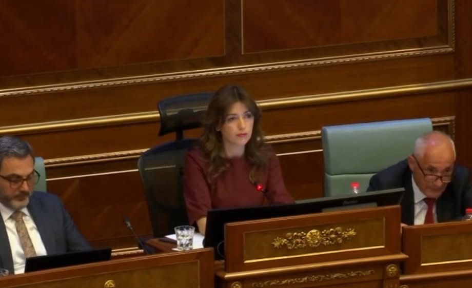 Shtyhet seanca për presidentin  veprimi ironik i gazetarëve duket se e  shashtrisi  Albulena Haxhiun