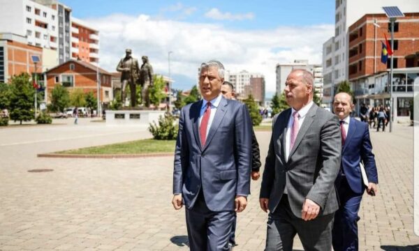 Lladrovci uron Thaçin për ditëlindje  tregon se si u njoh me të në vitet e 80 ta