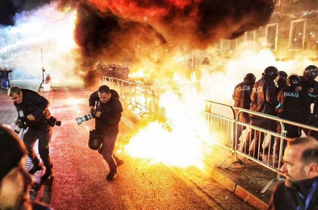 sondazhi-80-e-te-anketuarve-nuk-i-ndjekin-as-ne-media-protestat-e-berishes