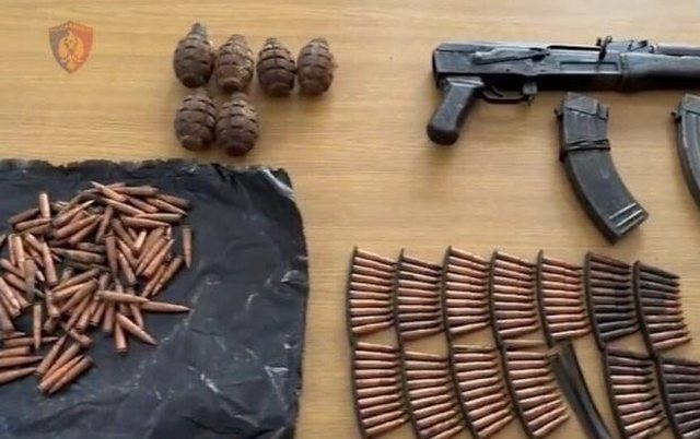 Ktheu shtëpinë në depo armatimi  arrestohet 62 vjeçari  Sekuestrohet 1 kallashnikov  qindra fishekë  6 granata dhe 5 ndezëse detonatorësh