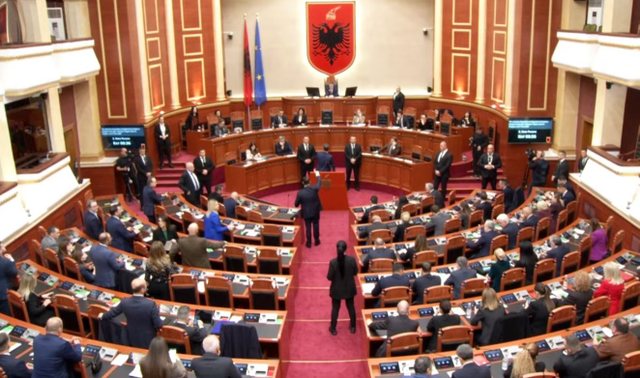  Deputetët po kërcënohen me jetë   Kuvendi mbyll diskutimet dhe kalon në votimin e projektligjeve me kërkesë të Ballës