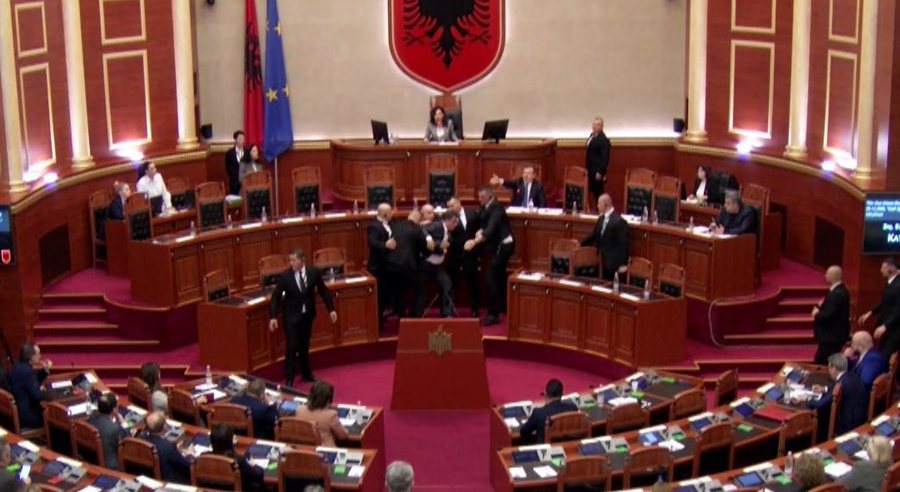 Gjykata shfuqizon përjashtimet e deputetëve të PD  reagon Bardhi