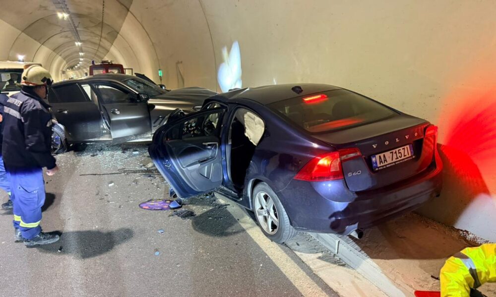 aksidenti-ne-tunelin-e-llogarase-arrsh-njofton-normalizimin-e-qarkullimit-mjetet-mund-te-udhetojne-pa-pengesa