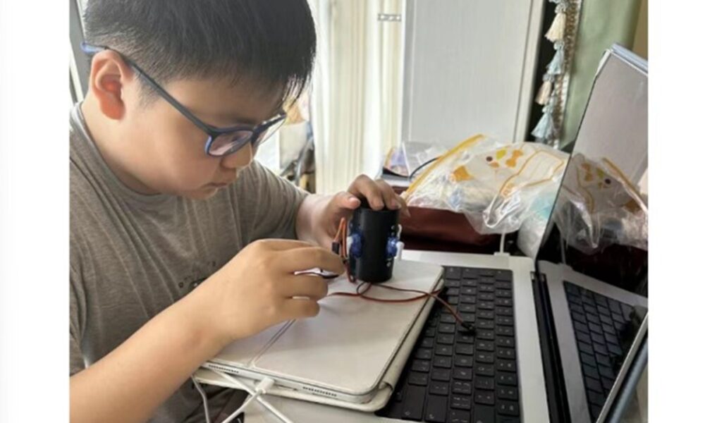 Adoleshenti sfidon të rriturit  ndërton me dorë një motor avioni që funksionon