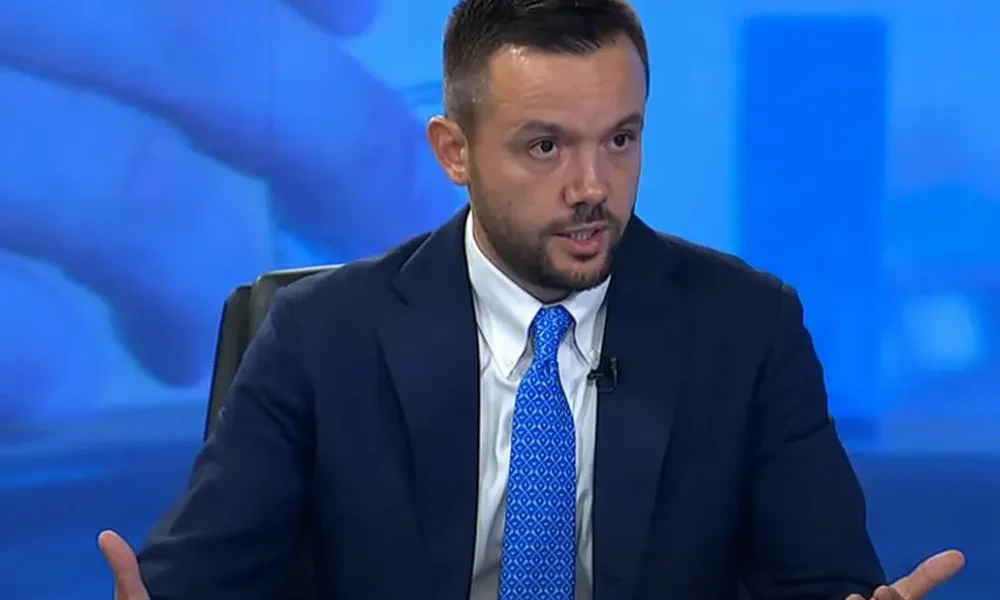 Tahiri i PDK së qasjen e Kurtit rreth presidentit e sheh si dëshmi që vendi po shkon në zgjedhje të reja