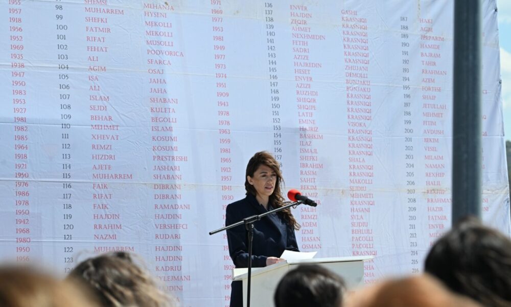 Haxhiu në përvjetorin e masakrës në Dyz  Aty s kishte ushtarë por burra  gra  fëmijë e pleq