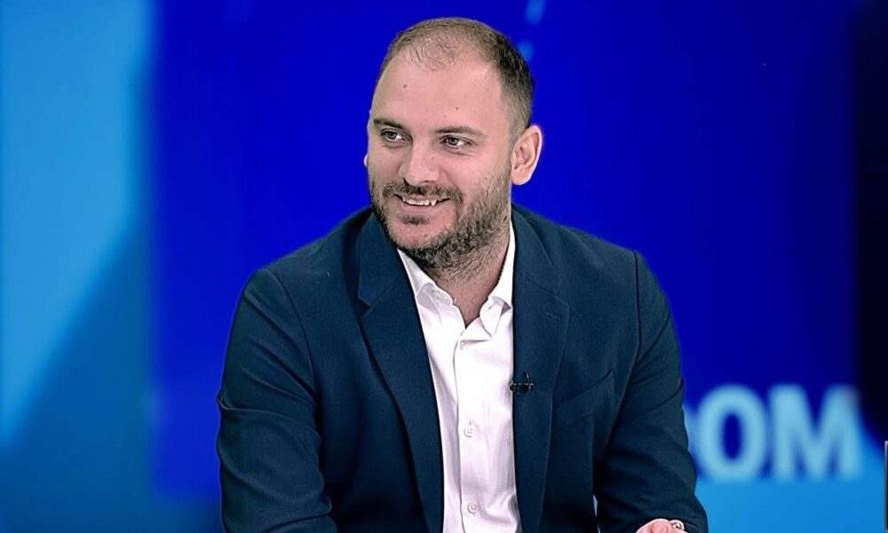 Gazetari Ersan Pajaziti  Shpresa është te rinia  studentët po i tregojnë politikës rrugën