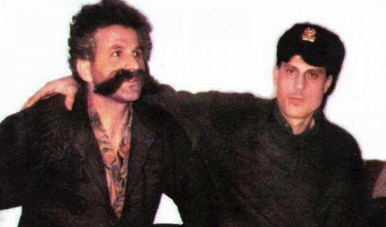 Endrit Thaçi publikon foton e babait krah Adem Jasharit