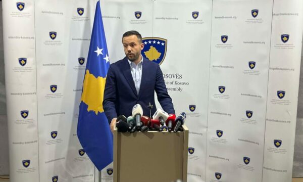 Tahiri akuzon Kurtin për veprime jokushtetuese dhe gjuhë fyese ndaj opozitës