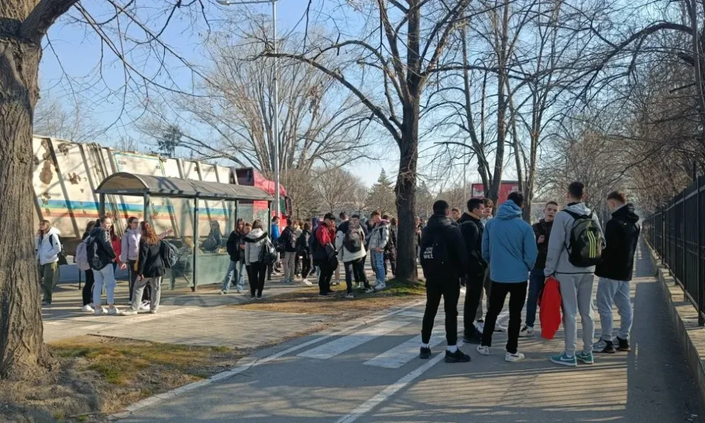 Policia kryen kontrolle parandaluese të të miturve në shkollat e mesme të Shkupit