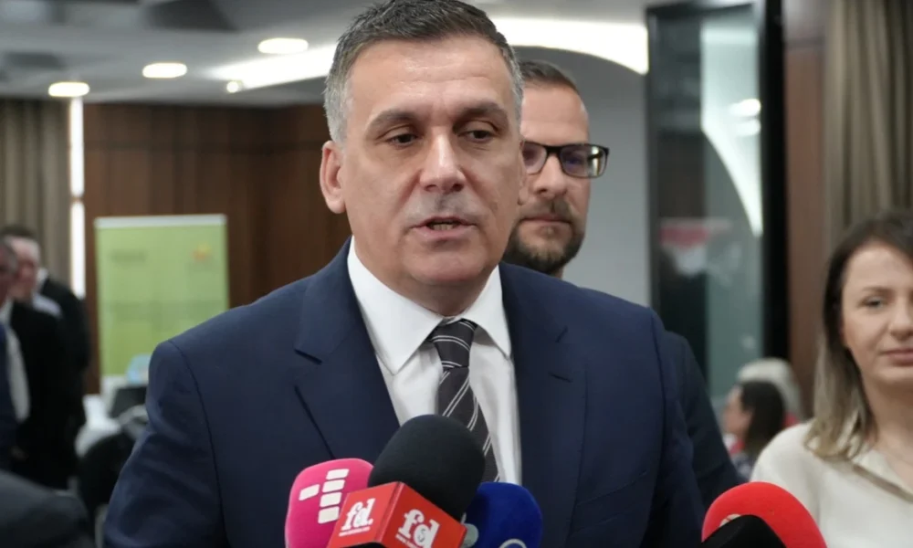 Muhamet Hoxha  Së shpejti nis ndërtimi i qendrave rajonale për grumbullim e mbeturinave