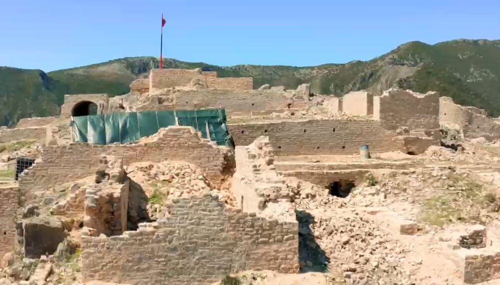 Vijojnë punimet në Kalanë e Borshit  Gonxhja  Do hapet si sit i ri muzeal