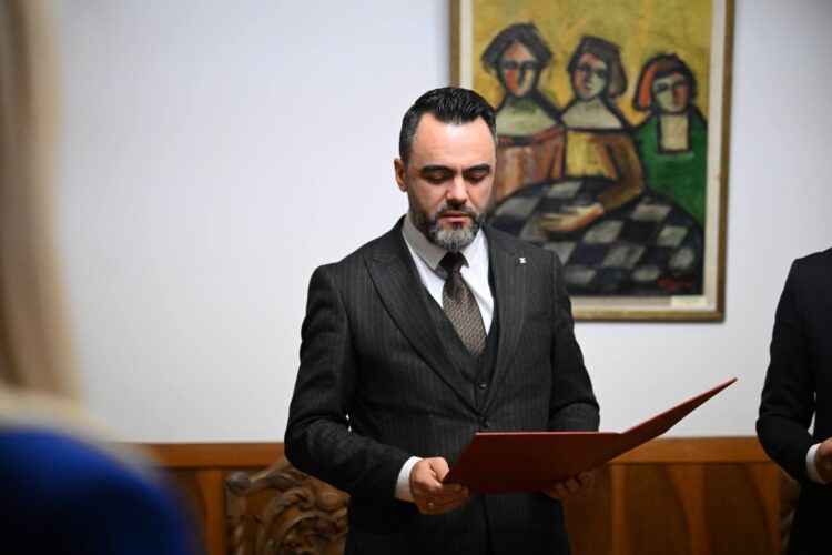 Zv ministri i Arsimit  Driton Sulejmani iu drejtohet studentëve  ka një mesazh për ta