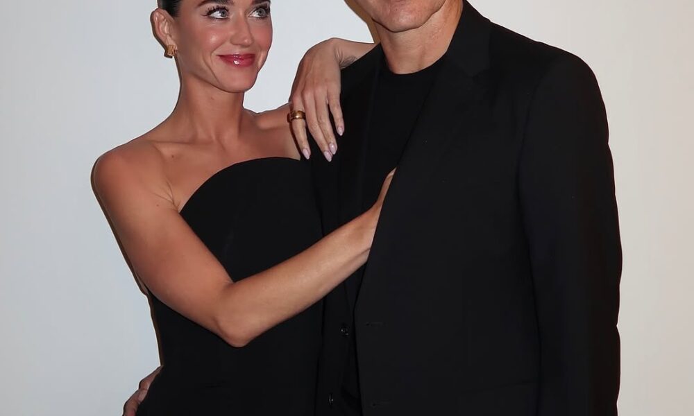 FOTO LAJM  Katy Perry pozon krah Justin Trudeau  këngëtarja nuk e fsheh dashurinë për ish kryeministrin kanadez