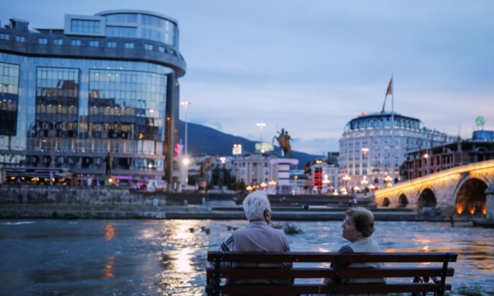 Mashtrim në Sheshin  Maqedonia  në Shkup  73 vjeçari jep 4 000 denarë për një  diamant  fals