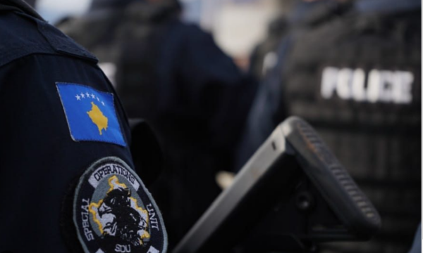 Ekstradohen dy persona që kishin  karton të kuq  nga Interpol  njëri për në Kosovë dhe tjetri nga Kosova për në Shqipëri