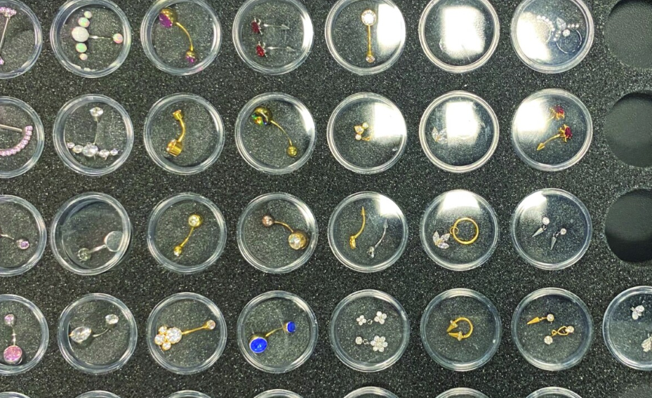 Kapen pajisje tatuazhi në Aeroportin e Shkupit