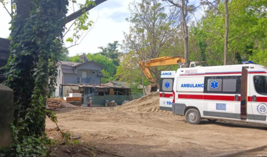 3 punëtorë ndërtimi i zë dheu nga shembja