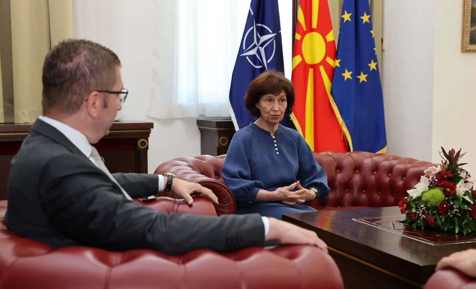 Mickoski e mbështet idenë e Siljanovskës  Përveç deputetëve  edhe ministrat e presidenti të kenë vetëm shtetësi të RMV së