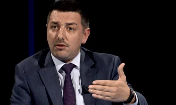 Syla  Kurti e do një shmoklan President  ndonjë Glauk apo Albulenë