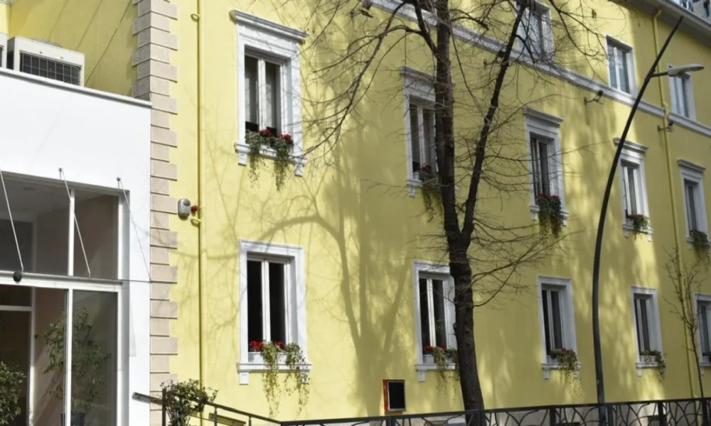 Përhapja e lajmit për infektim me HIV AIDS të zyrtarëve të bashkisë Gjirokastër  vjen paralajmërimi nga Zyra e Komisionerit për të Drejtën