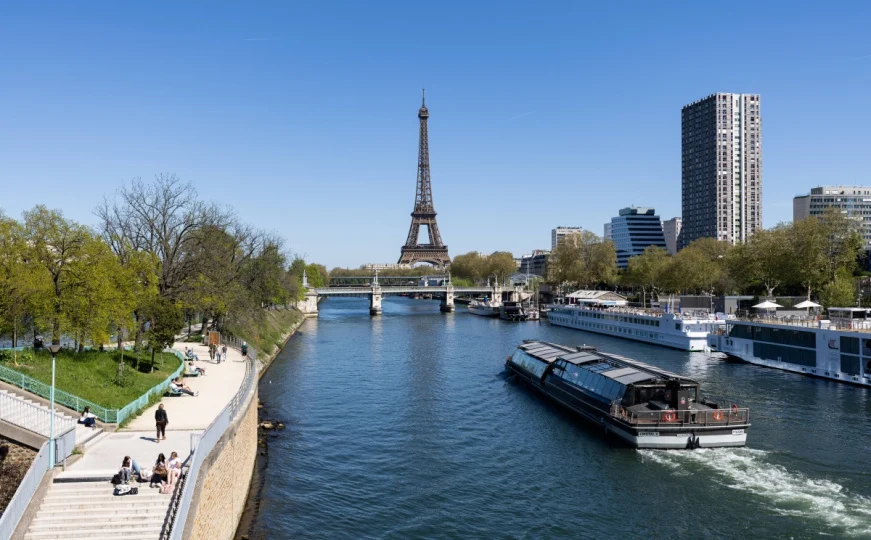 Një pjesë e Kullës Eiffel në ankand