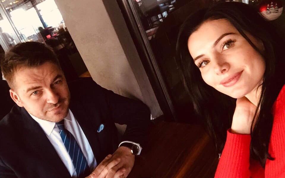 Dikur familjarët ishin vetëm për dasma  sot në pozita të larta shtetërore   Armend Muja e  rehaton  gruan si drejtoreshë në një departament të MINT it