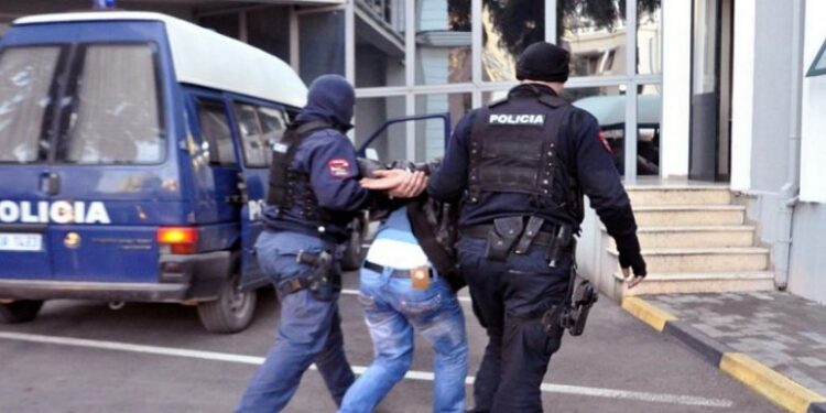 ne-kerkim-per-lende-narkotike-dhe-arme-pa-leje-arrestohet-33-vjecari