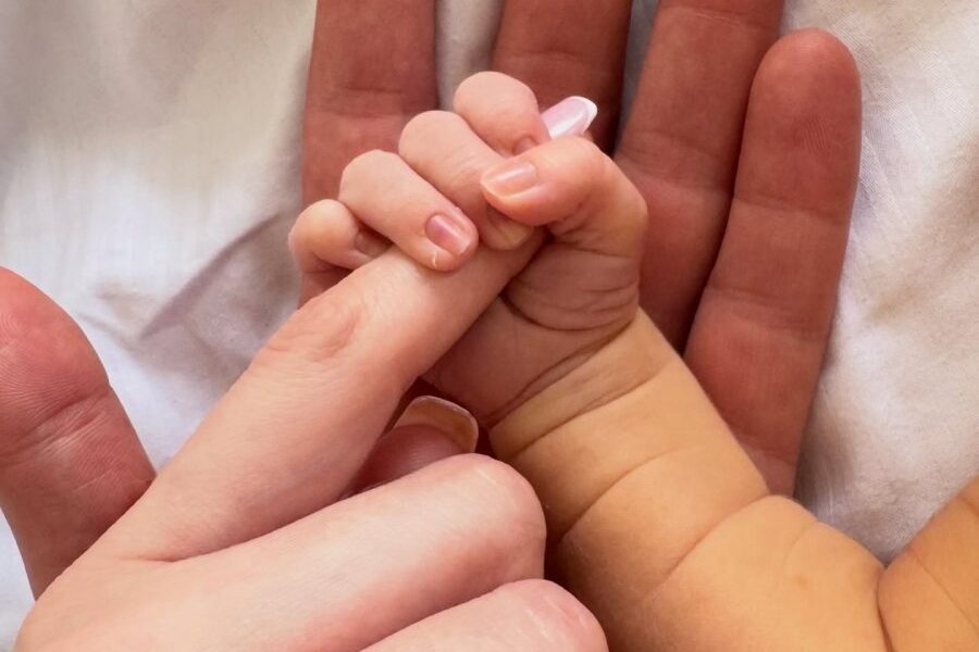 Këngëtari i njohur Ardian Bujupi bëhet baba për herë të parë  zbulon emrin e veçantë të djalit