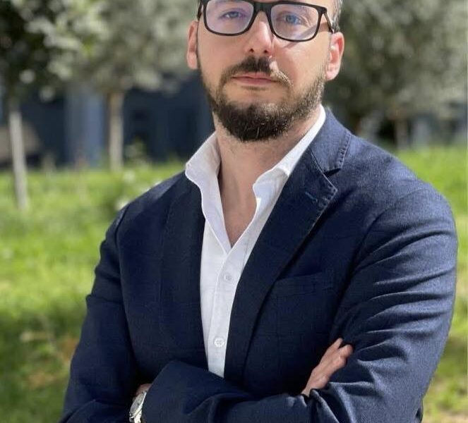 gjuha-shqipe-mes-te-drejtes-dhe-manipulimit-politik-ne-maqedonine-e-veriut