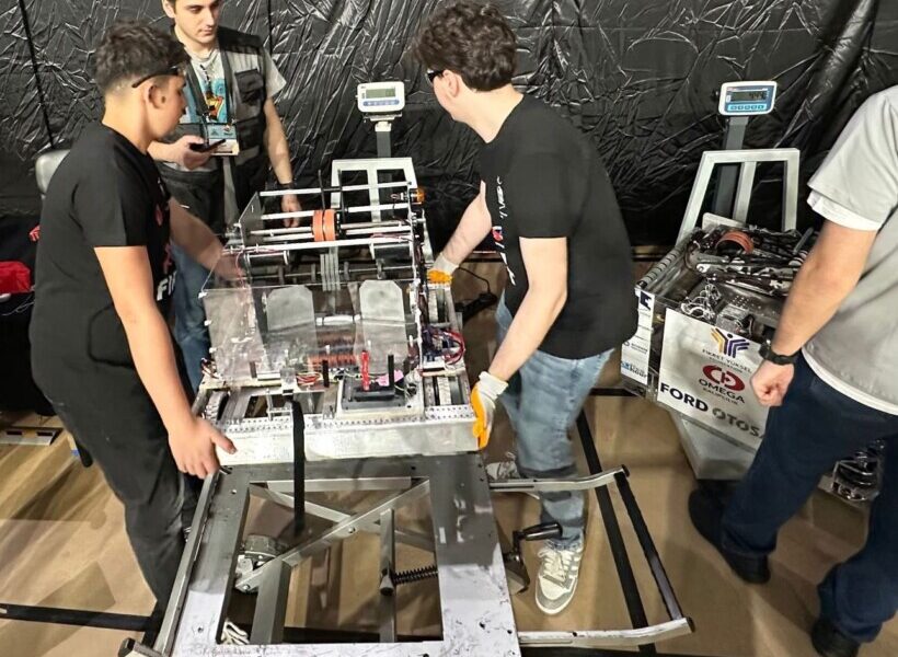 Nxënësit e  Cvetan Dimov  përfaqësojnë me sukses Shkupin në garën ndërkombëtare të robotikës në Turqi