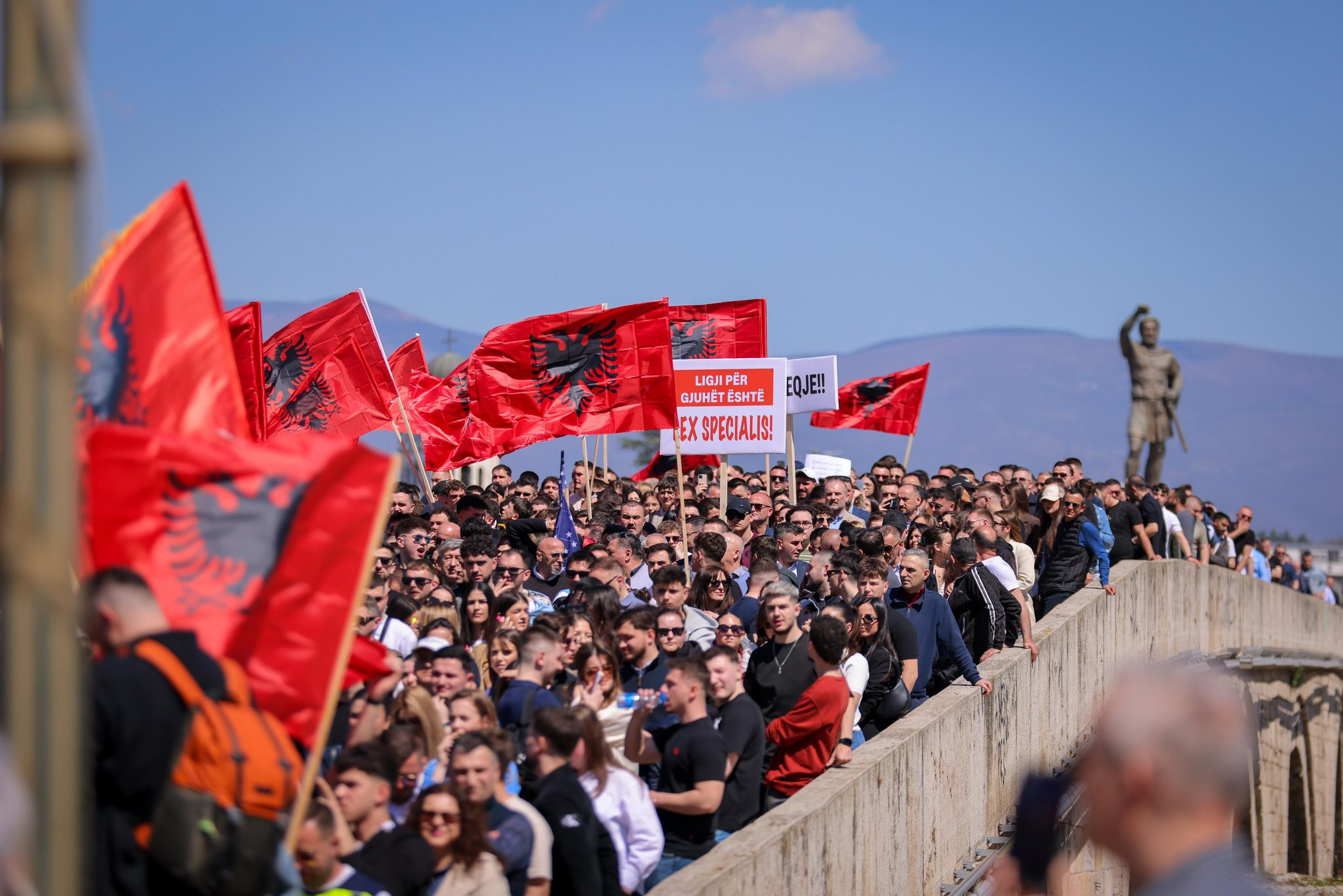 Fotografi nga protesta e studentëve shqiptarë në Maqedoni të Veriut.