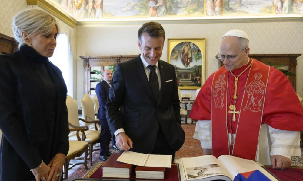 Ca dhurata simbolike të Macron it për Leon