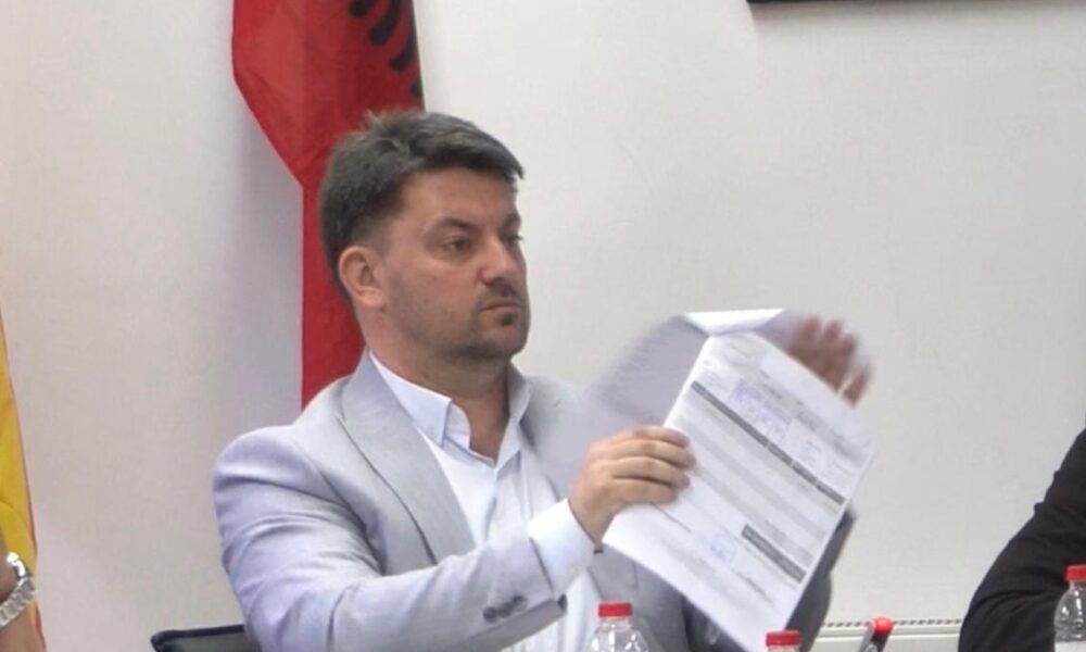 Elmazi akuza për keqpërdorime në Komunën e Sarajit  7 mijë euro për ushqim dhe miliona denarë për pllaka bekatoni