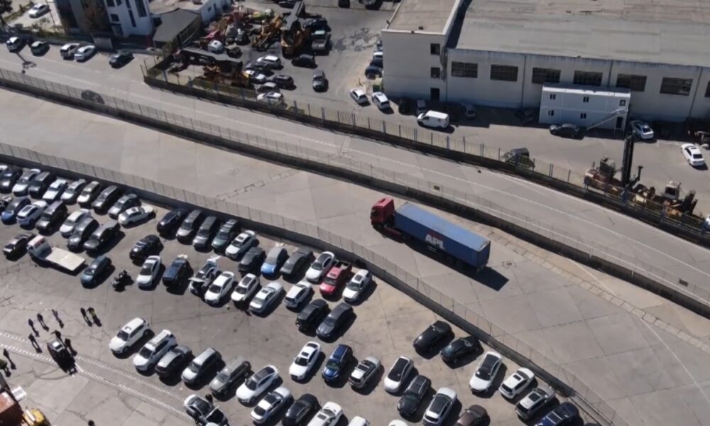 Pritet bllokimi në Portin e Durrësit dhe pikat kufitare  shkak çmimi i naftës  Kamionistët paralajmërojnë protesta