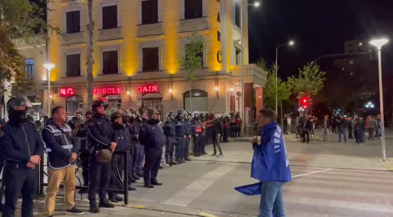 22 të shoqëruar  molotov  gaz lotsjellës e përplasje të forta fizike  Çfarë ndodhi në protestën e opozitës 