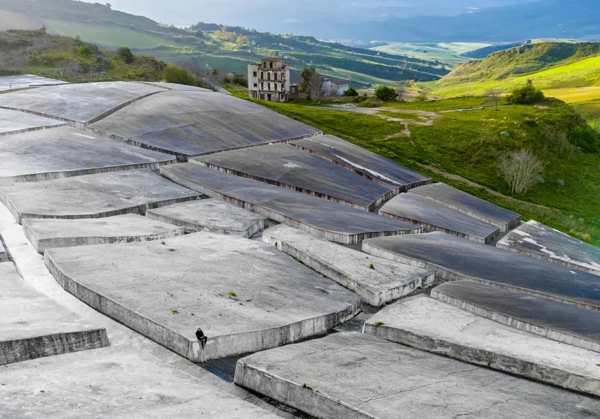 Pse kjo qytezë italiane është varrosur nën blloqe të mëdha betoni 