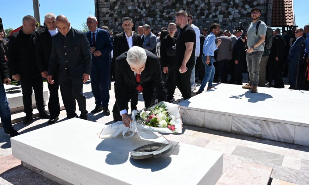 Ali Ahmeti në Glloxhan në përvjetorin e rënies së Luan Haradinajt  FOTO 